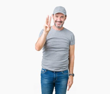 Yakışıklı orta yaş ağarmış komuta sizde Spor şapkası üzerinde gösterilen arka plan izole ve parmakları ile işaret kendinden emin ve mutlu gülümseyerek iken üçüncü.