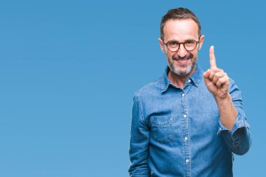 Orta yaş ağarmış komuta sizde gösterilen ve kendinden emin ve mutlu gülümseyen bir parmak ile işaret eden oktan yukarı izole arka plan üzerinde gözlük.