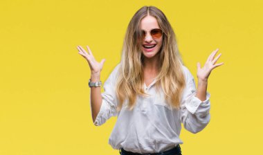 Genç güzel sarışın kadın üzerinde güneş gözlüğü takıyor deli kutluyor arka plan izole ve silah ile başarı için yükseltilmiş ve açık gözleri heyecanlı çığlık hayrete düşürdü. Kazanan kavramı