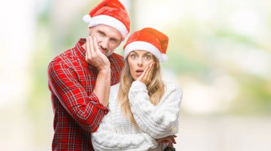 Seyir yorgun ve bıkkın ile depresyon sorun Çapraz kollar ile izole arka plan düşünme üzerinde Noel şapka aşık genç çift.