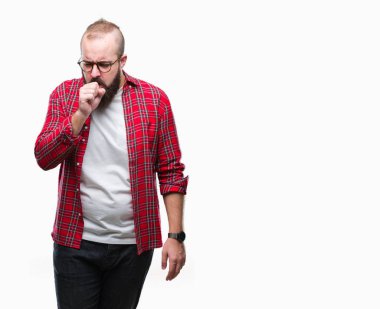 Duygu iyi ve soğuk veya bronşit için semptom olarak öksürük izole arka plan üzerinde gözlük takan Genç beyaz hipster adam. Sağlık kavramı.