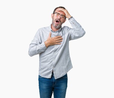 Üzerinde gözlük takan yakışıklı orta yaş zarif komuta sizde izole arka plan hastalık ve ateş, grip ve soğuk, virüs hasta için alın dokunmadan