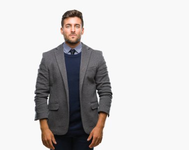 Genç yakışıklı iş adamı yüzünde ciddi bir ifade ile izole arka plan üzerinde. Basit ve doğal kameraya bakıyor.