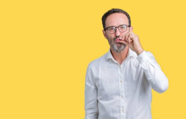 Arka plan ağız içinde gözlük takan yakışıklı orta yaş zarif üst düzey iş adamı izole ve parmak ile ZIP olarak Dudaklarını kapa. Gizli ve sessiz, tabu söz