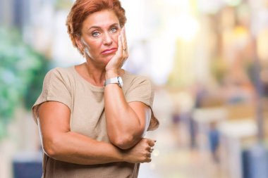 Atrractive üst düzey beyaz Kızıl saçlı kadın yorgun ve bıkkın ile depresyon sorun Çapraz kollar ile seyir düşünüyorum izole arka plan.