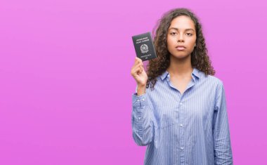 Acımak yüz ciddi düşünüyorum üstünde kendine güvenen bir ifade ile İtalya'nın pasaport tutan genç İspanyol kadın