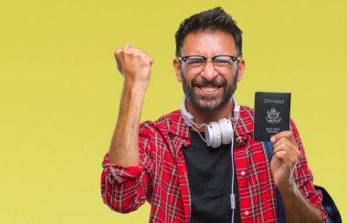 Yetişkin İspanyol öğrenci adam holding pasaport izole arka rahatsız Amerika'da ve boşa çıkarmak ile öfke, çılgın ve yükseltilmiş eliyle diye bağıran öfke kavramı bağırarak.