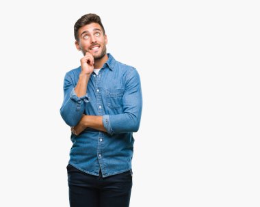 Yakışıklı delikanlı çene düşünme hakkında soru, dalgın ifade üzerine el ile izole arka plan üzerinde. Düşünceli yüzüyle gülümsüyor. Şüphe kavramı.