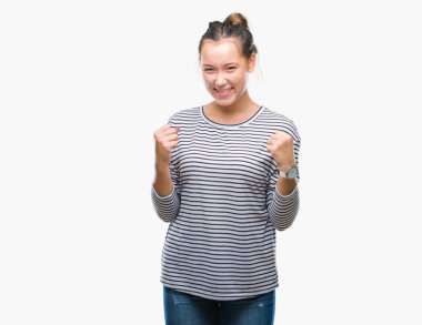 Genç güzel beyaz kadın kutluyor izole arka plan üzerinde şaşırttı ve başarı için kaldırdı kollarını açarak hayret ve gözleri açık. Kazanan kavramı.