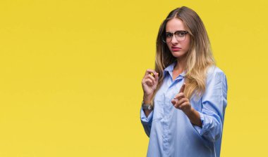 İzole arka plan üzerinde gözlüklü genç güzel sarışın iş kadını tiksinti ifadesi, memnun ve korkulu tiksinti yüz yapıyorsun çünkü nefret tepki. Elleriyle kaldırdı. Sinir bozucu kavramı.