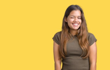 Genç güzel esmer kadın seksi bir ifadeyle, neşeli ve mutlu yüzünü kameraya bakarak göz kırpıyor izole arka plan üzerinde.