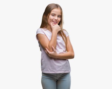 Genç güzel kız yüzünden izole arka plan emin çapraz kollar ve çeneme kaldırdı el ile gülümseme ile kameraya bakıyor. Pozitif düşünce.