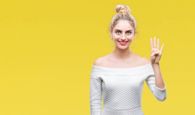 Genç güzel sarışın ve mavi gözlü kadın yüzünden arka plan gösteren izole ve parmakları ile işaret kendinden emin ve mutlu gülümseyerek süre dört numara.