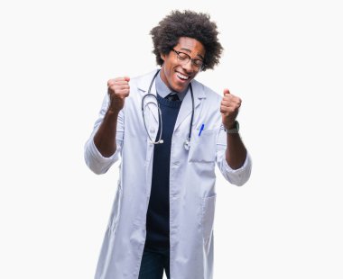 Gülümseyen ve başarı için çığlık Afro Amerikalı doktor yalıtılmış arka plan çok mutlu ve heyecanlı kaldırdı, silah ile kazanan jest yapıyor adam. Kutlama kavramı.