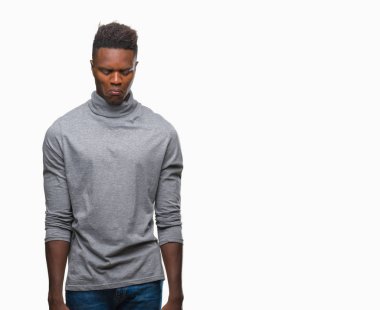 Genç Afro-Amerikan adam izole arka plan üzerinde depresif ve kızgın ve korkmuş ağlıyor sıkıntı için endişeleniyorum. Üzgün ifade.