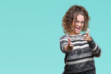 Güzel esmer kıvırcık saçlı Genç kız için fotoğraf makinesi ile mutlu ve komik yüz parmakları işaret izole arka plan üzerinde gözlük takıyorum. İyi enerji ve vibes.