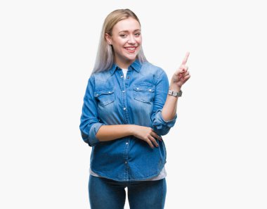 Kameraya bakarak yan el ve parmak ile işaret izole arka yüzünde kocaman bir gülümseme ile genç sarışın kadın.