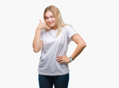 İşin gülümseyen izole arka plan üzerinde beyaz kadın telefon hareketi ile el ve parmak telefonda konuşuyor gibi. Kavramları iletişim.