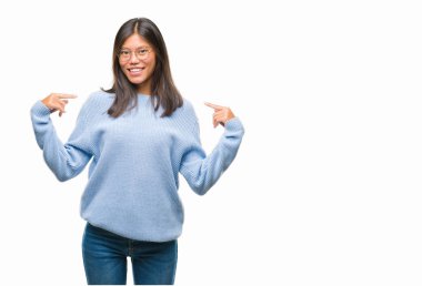 Genç Asyalı kadın kamera ile mutlu ve komik yüz için parmakları işaret izole arka plan üzerinde. İyi enerji ve vibes.