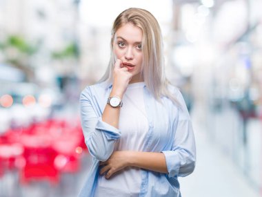 Genç Sarışın kadın yüzünden stresli ve gergin ile izole arka plan tırnak ısırma dudaklarından eller. Anksiyete sorunu.