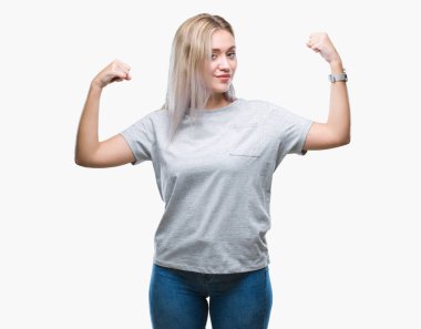 Genç Sarışın kadın kol kasları gururlu gülümseyen gösterilen izole arka plan yüzünden. Fitness kavramı.