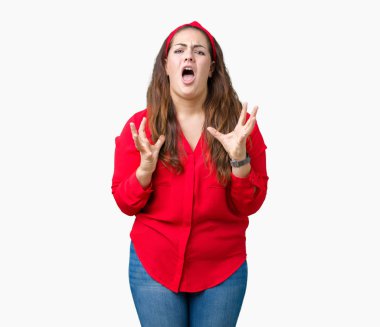 Artı boyutu genç kadın izole arka plan çılgın ve kızgın bağırarak ve agresif ifade ve silah kaldırdı bağırmaya üzerinde güzel. Hayal kırıklığı kavramı.