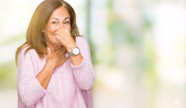 İzole arka plan kokulu üzerinde kış kazak pis ve iğrenç bir şey, dayanılmaz koku, holding nefes parmak ile burun üzerinde giyen güzel orta yaş yetişkin kadın. Kötü kokuyor kavramı.