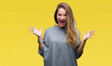 Genç güzel sarışın kadın deli kutluyor ve silah ile başarı için heyecanlı çığlık kaldırdı ve açık gözleri hayret izole arka plan yüzünden. Kazanan kavramı