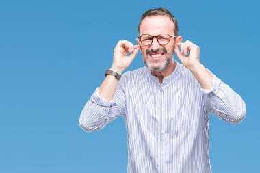 Yüksek sesle müzik gürültü rahatsız ifade parmaklarıyla kulaklarıyla kapsayan izole arka plan üzerinde gözlük takan orta yaş ağarmış komuta sizde. Sağır kavramı.