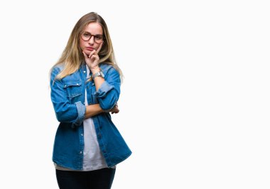 Seyir yorgun ve bıkkın ile depresyon sorun Çapraz kollar ile izole arka plan düşünme üzerinde gözlük takan genç güzel sarışın kadın.