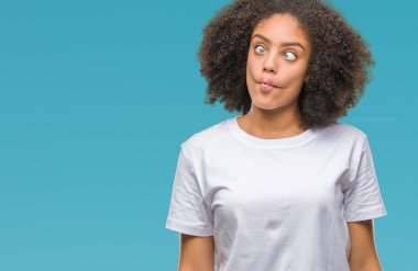 Genç afro Amerikalı kadın izole arka plan yapma balık yüzüne dudaklı, çılgın ve komik bir jest. Komik ifade.