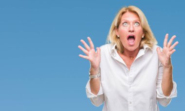 Orta yaş sarışın iş kadını izole arka plan çılgın ve kızgın bağırarak ve agresif ifade ve silah kaldırdı bağırıyor. Hayal kırıklığı kavramı.