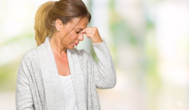 İzole arka plan yorgun sürtünme burun ve göz yorgunluğu ve baş ağrısı duygu üzerinde kış kazak giyen güzel orta yaş yetişkin kadın. Stres ve hayal kırıklığı kavramı.