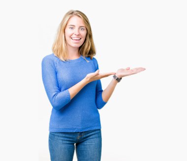 İzole arka plan el ve parmaklar ok işaretiyle yapıyor olumlu gülümseyen üzerinde gözlük güzel ve genç birbayan. Başarılı ifade.