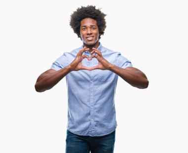 Kalp simgesi ve elleriyle şekil gösterilen aşık gülümseyen izole arka plan üzerinde Afro Amerikalı adam. Romantik kavramı.