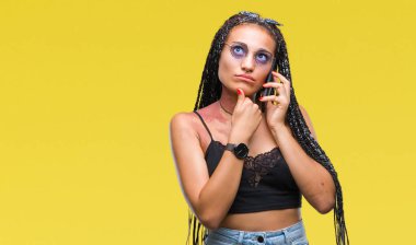 Genç örgülü saç Afrika kökenli Amerikalı Doğum ile işaretlemek Smartphone'da izole arka plan ciddi bir yüz düşünme üzerinde ilgili soru, çok karışık fikir konuşuyor.
