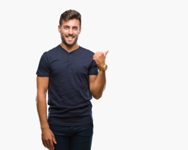 Yakışıklı delikanlı arıyor ve başparmak yanında yukarıyı mutlu yüz ile gülümseyen izole arka plan üzerinde.