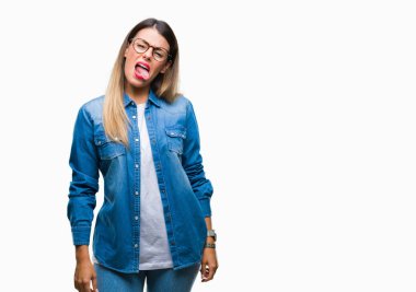 Genç güzel kadın dilini izole arka plan üzerinde gözlük üzerinden out komik ifade ile mutlu. Duygu kavramı.