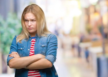 İzole arka plan şüpheci ve sinir, onaylamayan ifade yüz çapraz kolları olan genç beyaz kadın. Negatif kişi.