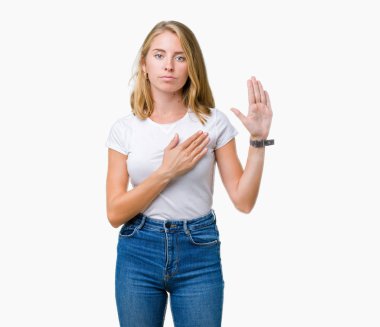 İzole arka plan el ve parmaklar ok işaretiyle yapıyor olumlu gülümseyen üzerinde gözlük güzel ve genç birbayan. Başarılı ifade.