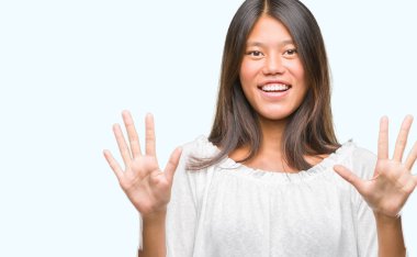 Genç Asyalı kadın kamera ile mutlu ve komik yüz için parmakları işaret izole arka plan üzerinde. İyi enerji ve vibes.