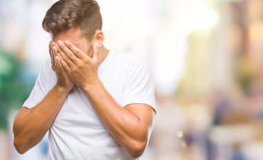 Yakışıklı delikanlı yüzünü elleri ile ağlayarak süre kapsayan üzgün ifade ile izole arka plan üzerinde. Depresyon kavramı.