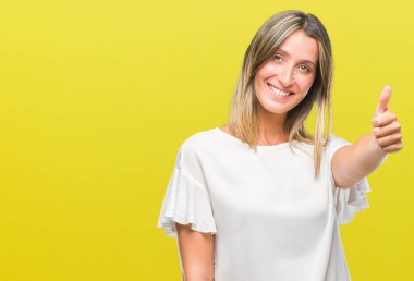 Genç güzel kadın hareketi el ile mutlu yaşasın yapıyor izole arka plan yüzünden. Kameraya bakarak başarı gösteren ile ifade onaylama.