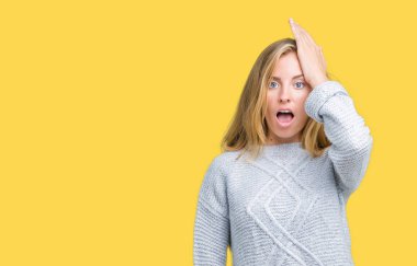 İzole arka plan el ve parmaklar ok işaretiyle yapıyor olumlu gülümseyen üzerinde gözlük güzel ve genç birbayan. Başarılı ifade.