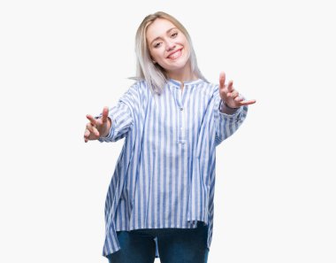 Genç Sarışın kadın sarılmak için kollarını açarak gülümseyerek kameraya bakarak izole arka plan yüzünden. Neşeli ifade kucaklayan mutluluk.