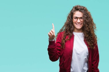 Ceket ve gözlük ve kendinden emin ve mutlu gülümseyerek süre parmak numaralı yukarıyı gösteren izole arka plan üzerinde giyen güzel esmer kıvırcık saçlı Genç kız.