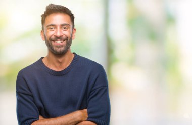 Kameraya bakarak çapraz silah ile gülümseyen izole arka plan mutlu yüz yetişkin İspanyol adam. Olumlu bir kişi.