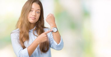 Genç güzel esmer iş kadın yüzünden arka plan acele işaretleme izlemek için zaman, sabırsızlık, üzgün ve kızgın son tarih gecikme için izole