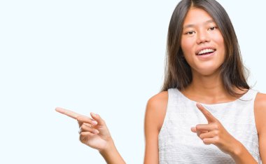 Genç Asyalı kadın kamera ile mutlu ve komik yüz için parmakları işaret izole arka plan üzerinde. İyi enerji ve vibes.