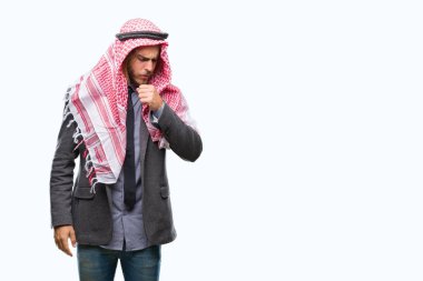 Genç yakışıklı Arap adam uzun saçlı duygu hasta ve soğuk veya bronşit için semptom olarak öksürük izole arka plan üzerinde keffiyeh giyiyor. Sağlık kavramı.